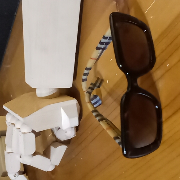 Burberry Accessories - Burberry sunglasses